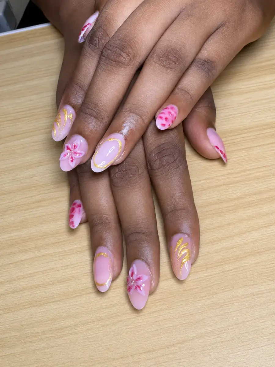 Golden Petals client nail set, photo 5 of 6