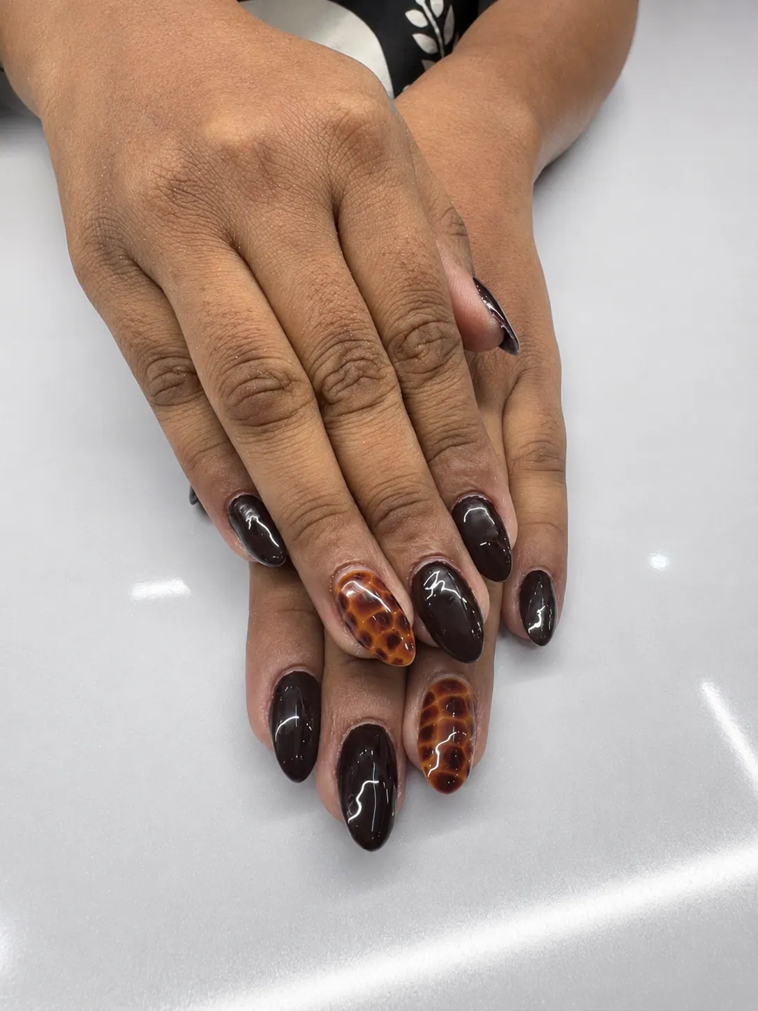 Tortoise Noir client nail set, photo 2 of 4
